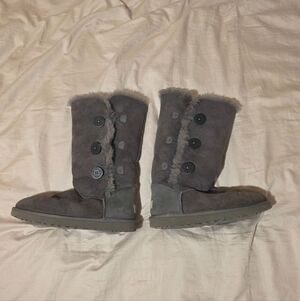 UGG Australia Bailey Button Triplet II Grey Suede Sheepskin Winter Boot sz 9